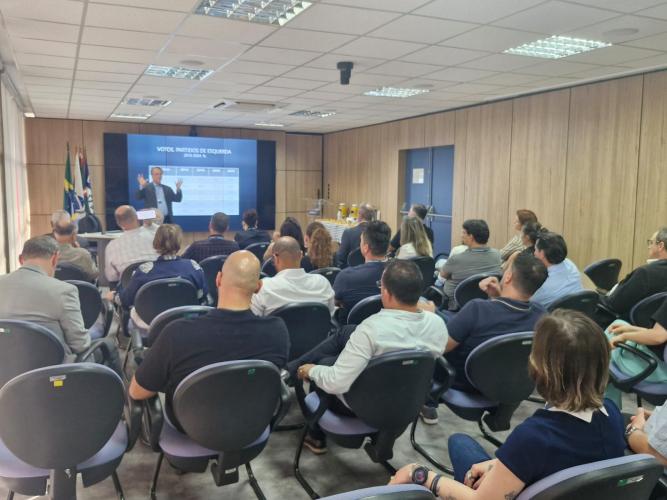 Evento da PARANAPREVIDÊNCIA discute perspectivas políticas e econômicas para 2026